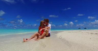 年轻的男孩女孩结婚了假期生活梦想<strong>海滩</strong>清<strong>洁白</strong>色沙子背景
